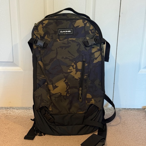 Dakine Heli Pack 12L Backpack Men\'s Cascade Camo